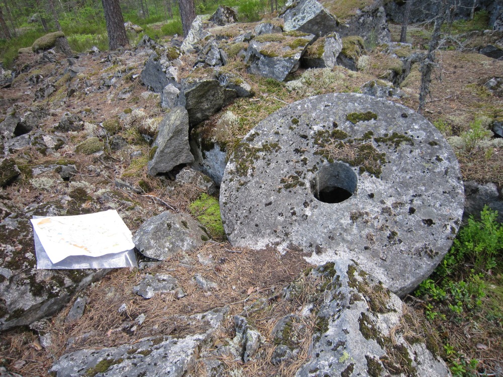 Polun varrella on myllynkivi