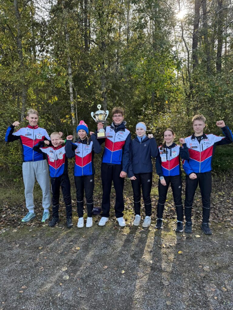 Voittajajoukkue. Kuva Oskar Breilin.